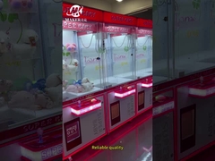 Çocuklar için iyi miktarda madeni para ile çalışan oyuncak pençeli vinç makinesi